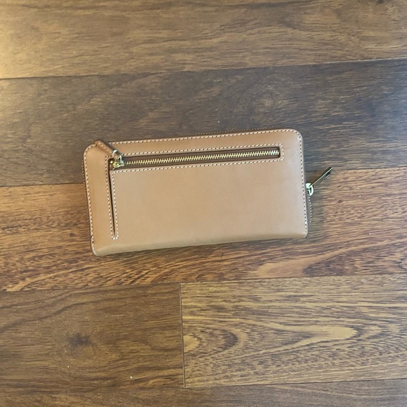 Fossil Zip Around Clutch - Picture 4 of 4